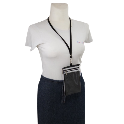 Mannequin com t-shirt branca e saia jeans azul escuro com bolsa preta pendurada no pescoço