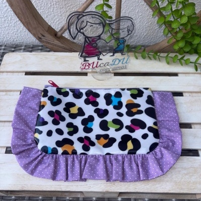 Bolsa ou nécessaire com padrão animal multicolorido e tecido lilás com bolinhas brancas
