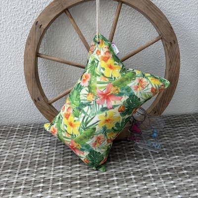 Produto têxtil colorido com padrão floral pendurado em roda de madeira