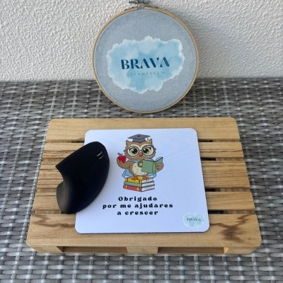 Tapete para rato branco com coruja e texto, rato preto e aro de bordado azul claro com logo BRAVA