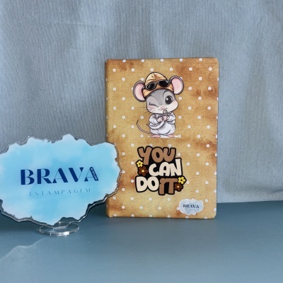 Capa amarela com bolinhas brancas, com rato ilustrado e texto motivacional