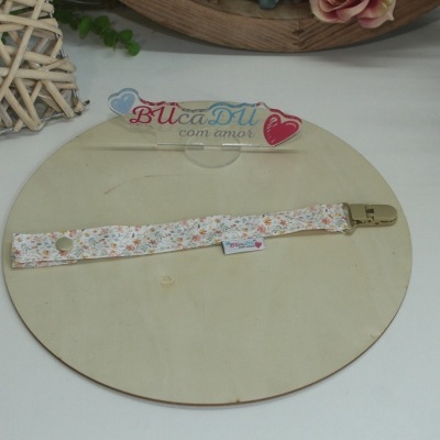 Fita para chupeta floral com presilha em base de madeira