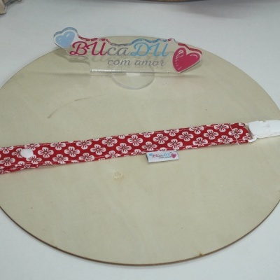 Presilha para chupeta vermelha com flores brancas e clip branco