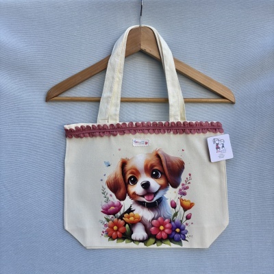 Mala de tecido com desenho de cão e flores.