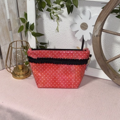 Bolsa pequena rosa com bolinhas brancas e detalhe em renda preta