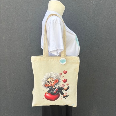 Saco de tecido bege com estampa caricatura e etiqueta BRAVA