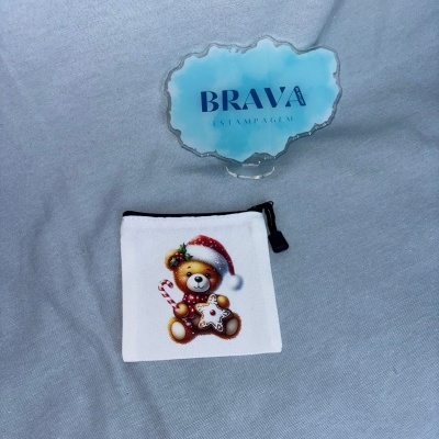 Bolsa branca com estampa de ursinho de Natal e placa azul com texto BRAVA ESTAMPAGEM