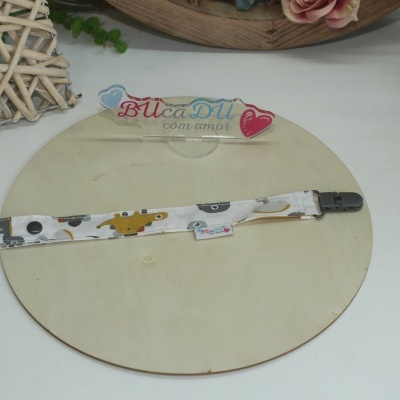 Fita estampada com dinossauros sobre base de madeira com suporte acrílico