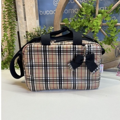 Mala xadrez bege com alças pretas e laço pendente com padrão xadrez.