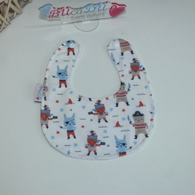 Babete branco com desenhos de animais piratas coloridos