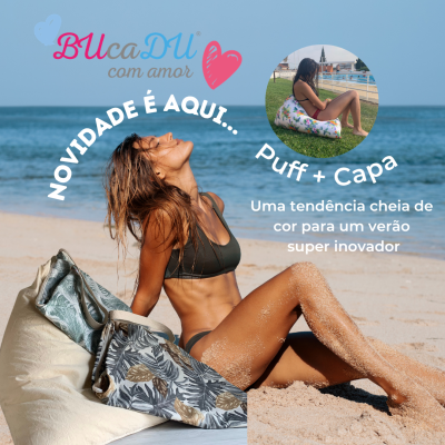 Mulher em biquíni preto sentada na praia junto a puffs com capas estampadas de folhas com cores verde, castanho e bege