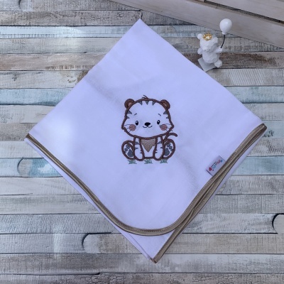 Manta branca de bebé com bordado de tigre sentado e bordas castanho claro