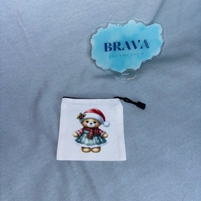 Bolsa pequena de tecido branco com fecho preto e estampa de ursinho natal