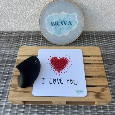 Suporte de madeira com tapete de rato branco com coração vermelho e texto I LOVE YOU com rato preto
