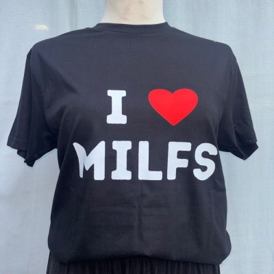 T-shirt preta com texto I ♥ MILFS em branco e vermelho
