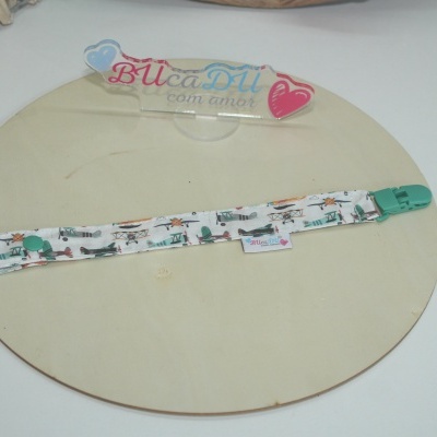 Suspensor para chucha com padrão de aviões e clip verde