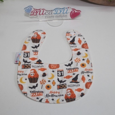 Babete de tecido com padrão de Halloween colorido