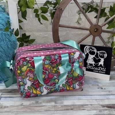 Mala infantil colorida com padrão de unicórnios e alças azul-turquesa