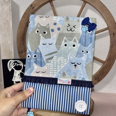 Carteira de tecido com padrão de gatos e riscas azul e branco
