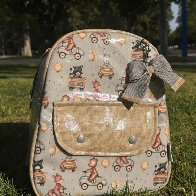 mochila infantil com padrão de animais em carrinhos e laço cinza