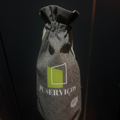Saco de tecido cinzento com logotipo e texto PC SERVIÇOS