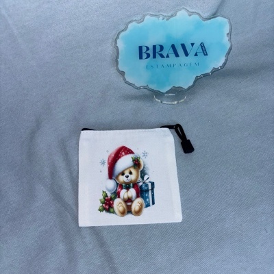 Bolsa pequena com estampa de ursinho de Natal e suporte com texto BRAVA ESTAMPAGEM