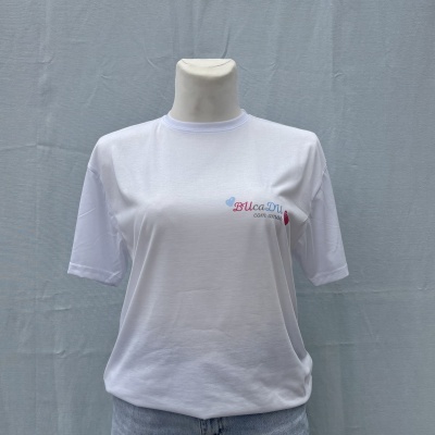 T-shirt branca com impressão colorida BUcaDU com amor