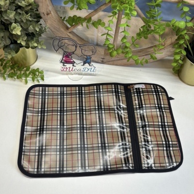 Tapete xadrez plástico com bordas pretas e fecho