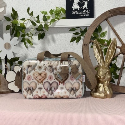 Bolsa com corações e laços sobre mesa com decoração variada