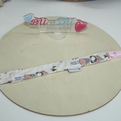 Fita de tecido com padrão de boneca, fecho rosa e suporte acrílico com texto