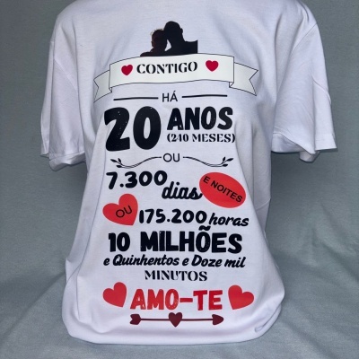 Camisola branca com texto colorido de amor e números de tempo em português.