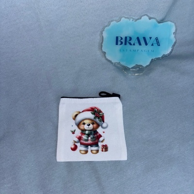Bolsa pequena branca com ursinho de Natal estampado e placa azul com texto BRAVA ESTAMPAGEM