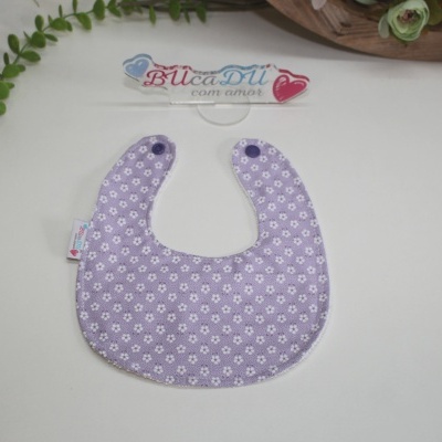 Babete de bebé lilás com padrão de flores brancas