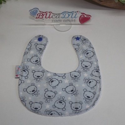 Babete azul claro com ursinhos e estrelas, fecho de pressão azul
