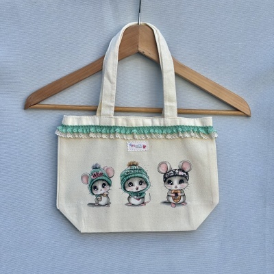 Saco de tecido bege com desenhos de ratinhos e bordado verde