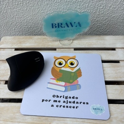 Tapete de rato branco com coruja castanha a ler livro e texto Obrigado por me ajudares a crescer