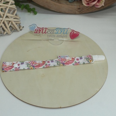 Fita com padrão floral colorido com botão e clip, sobre base de madeira com suporte acrílico texto