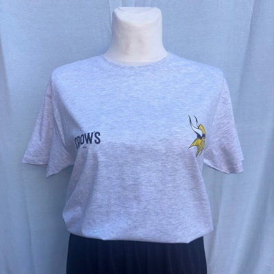 T-shirt cinzenta com logo de capacete viking e texto CROWS BAR