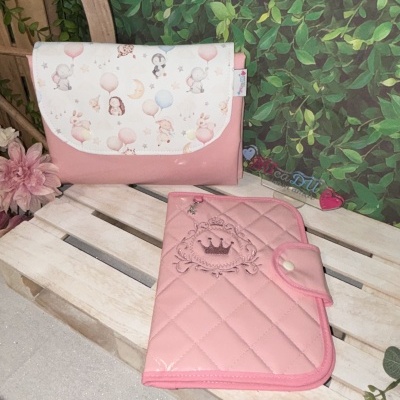Bolsa rosa com tampa estampada de animais e porta-documentos matelassê cor-de-rosa com coroa bordada