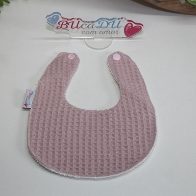 Babete rosa com textura quadrada e fecho de pressão