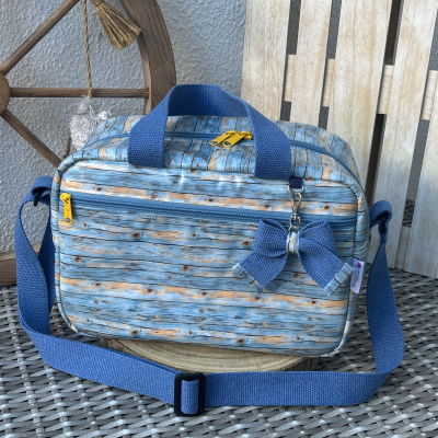 Mala azul com padrão imitando madeira e detalhes em azul e amarelo