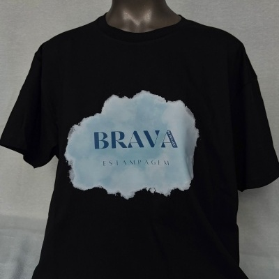T-shirt preta com estampa azul claro e texto BRAVA ESTAMPAGEM exibida num manequim