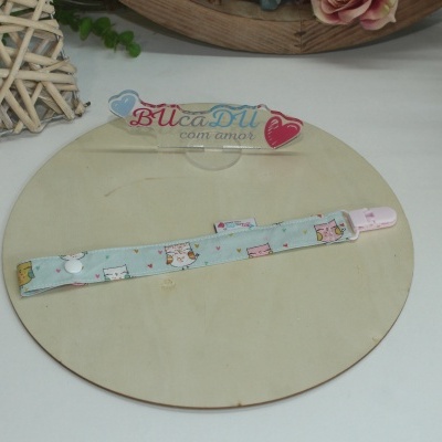 Prendedor de chupeta azul claro com gatos e corações em base de madeira