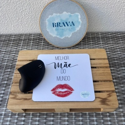 Rato vertical preto sobre tapete de rato branco com texto e imagem em mini palete de madeira com bordado atrás