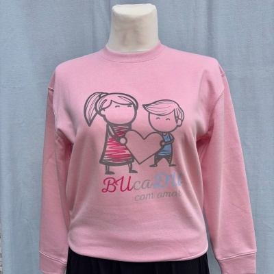 Sweatshirt rosa com desenho de casal e texto BUcaDU com amor