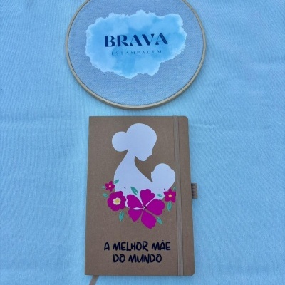 Caderno personalizado para mãe com flores e bastidor decorativo
