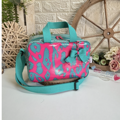 Mala pequena com padrão animal rosa e azul turquesa, alça e asas em tecido turquesa e laço decorativo