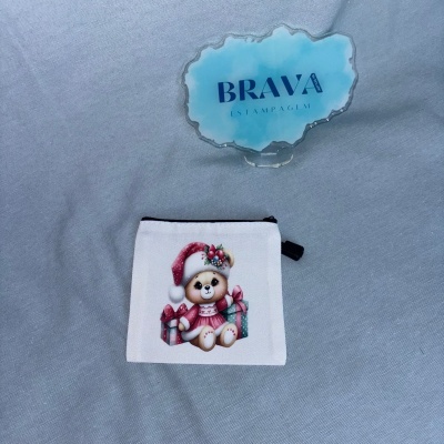 Bolsa pequena com estampa de ursinho de Natal branca sobre tecido cinza