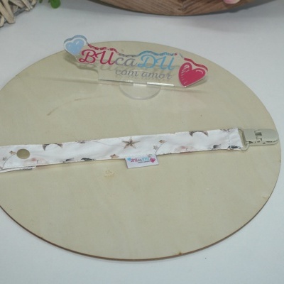 Suporte redondo em madeira com fita branca decorada e peça acrílica com texto colorido