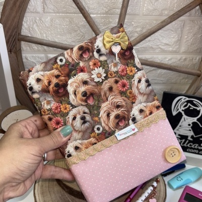Estojo tecido com padrão de cães, flores, laço dourado e botão de madeira